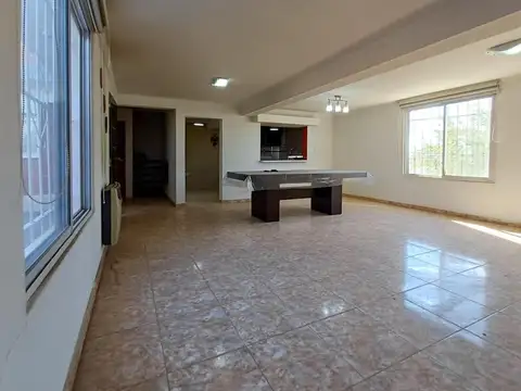 Casa en Alquiler con 2 cocheras