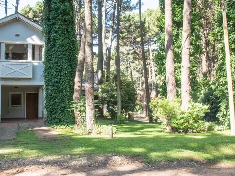 ¡Casa de 2 Plantas en Zona Norte de Pinamar - Estilo Clásico Moderno!