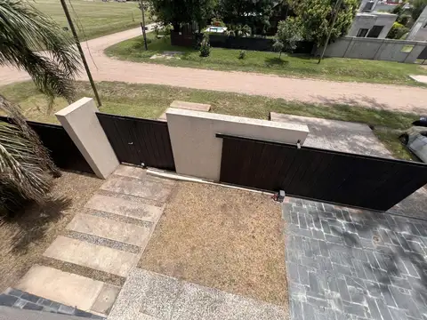 Casa en Alquiler con 2 cocheras