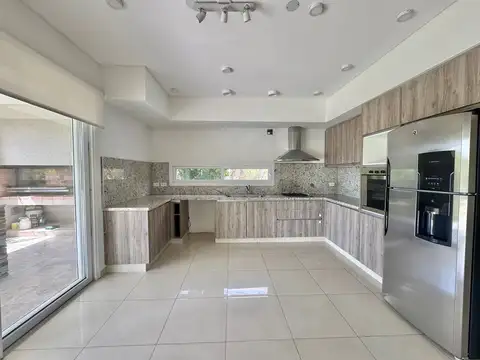 Casa 5 ambientes con 4 baños