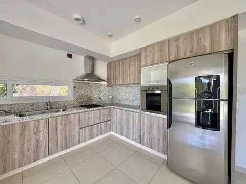 Casa en Alquiler con 1 cochera