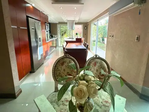 Casa 5 Ambientes con Piscina, Quincho y Cochera en Venta