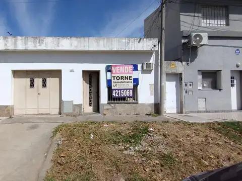 Casa de 2 dormitorios con cochera en  venta en Garibaldi 1417