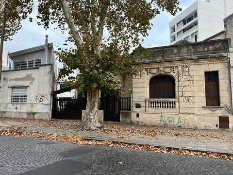 Venta importante lote en Diagonal 77 entre 9 y 42