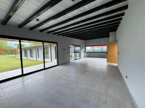 Casa 6 ambientes con 2 baños