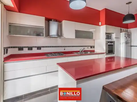 Casa 6 ambientes con 5 baños