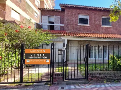 Excelente Chalet de 2 plantas 172 mts cub y gran parque. Calle 13 al 900 Miramar