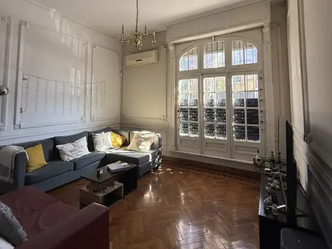 EXCEPCIONAL CASA DESARROLLADA EN DOS PLANTAS, 4 AMBIENTES, GRAN COCINA, LAVADERO, ESCRITORIO Y UNA INTIMA TERRAZA