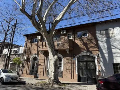 EXCEPCIONAL CASA DESARROLLADA EN DOS PLANTAS, 4 AMBIENTES, GRAN COCINA, LAVADERO, ESCRITORIO Y UNA INTIMA TERRAZA