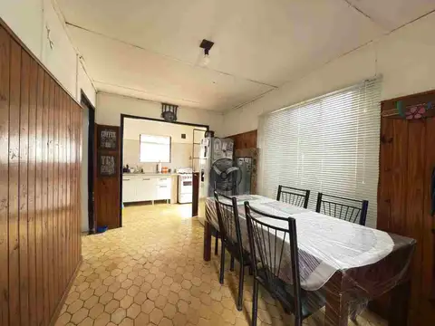 CASA EN VENTA BERAZATEGUI 2 dormitorios con pati