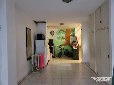Casa 8 ambientes con 2 baños