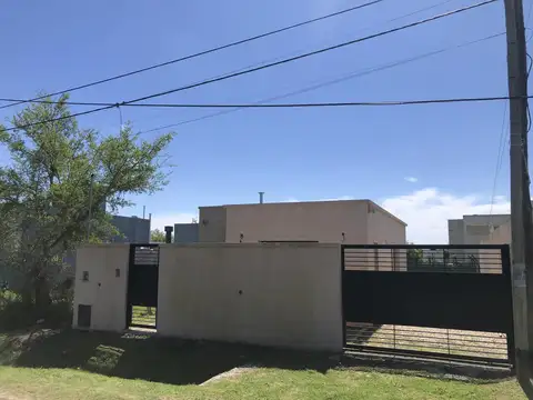 Casa en Alquiler en Manuel B Gonnet, $ 900.000