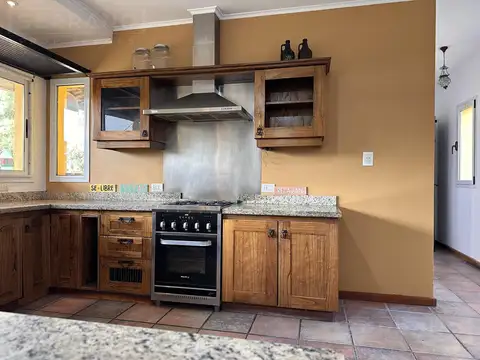 JBI. Casa en alquiler anual de 7 amb. con pileta en San Isidro Labrador, Villanueva