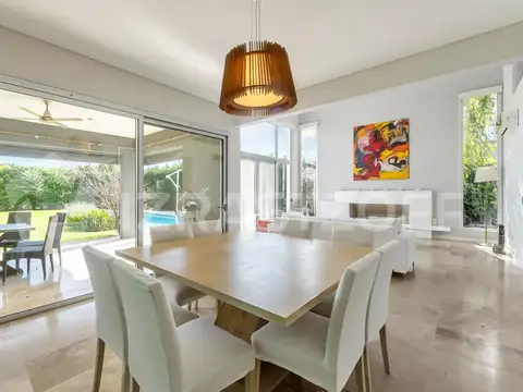 Casa 4 ambientes con 5 baños