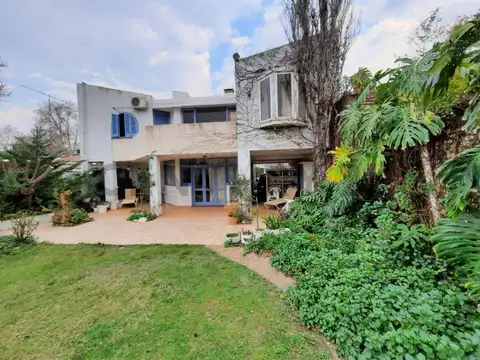 Casa 7 ambientes con 2 baños