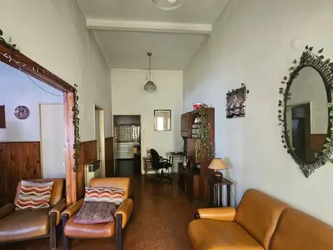 Departamento tipo casa en venta en Parque Chas de tres ambientes con patio