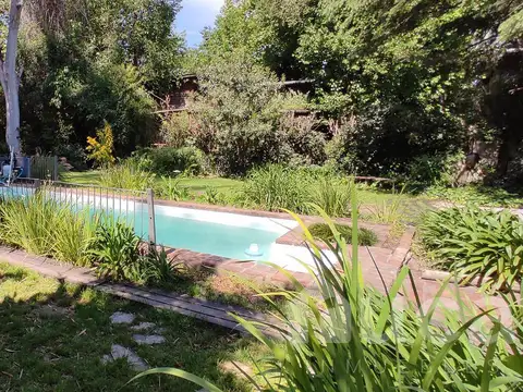 Casa 6 ambientes con 2 baños