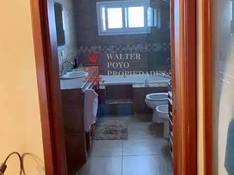 Venta casa 4 amb, 4 baños 1 en suite c/hidro, garaje p/3 autos, calef. central en 3 plantas