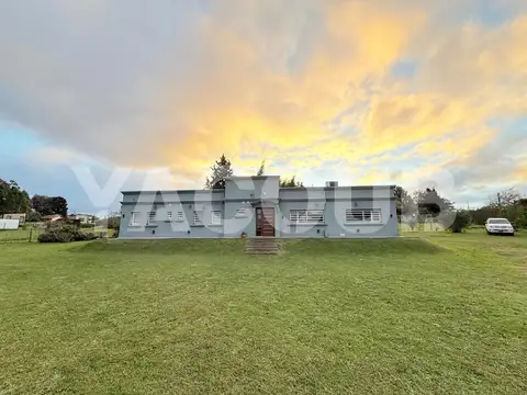 Casa de 145 m2 cub. - 4 Dormitorios, 10 años - galería, 4 Cocheras - 1.875Mts2 - Villa Elena, Tandil