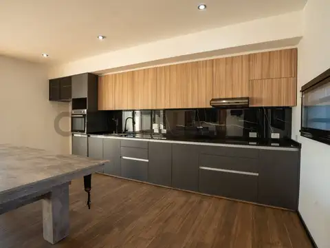Casa en Alquiler con 2 cocheras