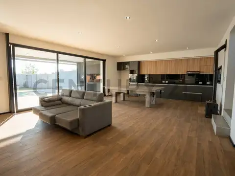 Casa en Alquiler de tres dormitorios en City Bell
