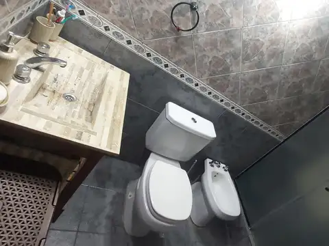 Casa 6 ambientes con 1 baño