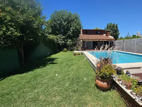 Casa con pileta y quincho