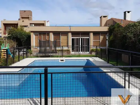 Casa 6 ambientes con 4 baños