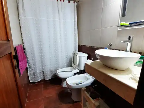 Casa 4 ambientes con 2 baños