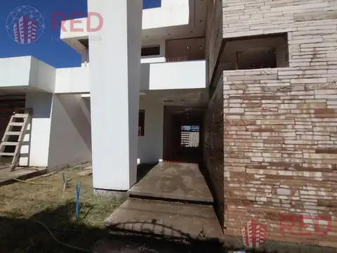 Casa 9 ambientes con 4 baños