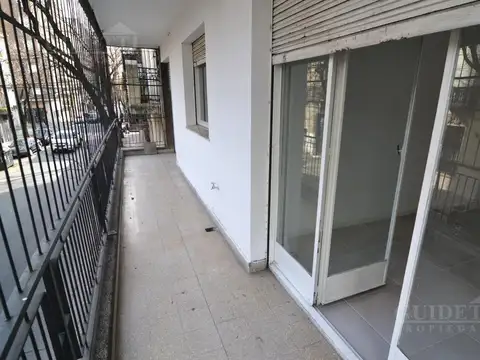 VENTA Piso 4 ambientes balcón y dependencia de servicio-Luminoso
