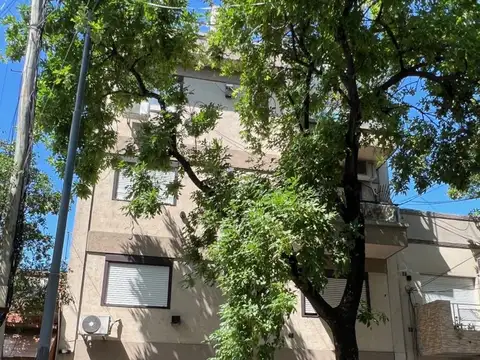 Venta de cochera cubierta en Liniers
