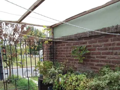 VENTA DE CASA EN LISANDRO OLMOS UBICACION IDEAL CON SALIDAS A RUTA 36 Y AVENIDA 44