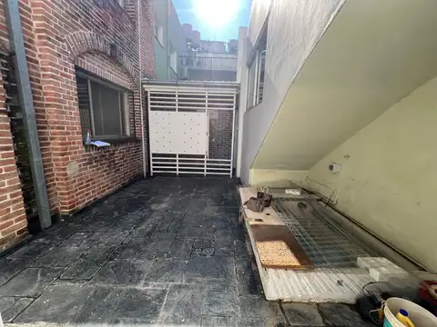 Centro de Martínez: Impecable Oficina de Amplios Ambientes con Patio Propio. Entre Avenida y Vias.