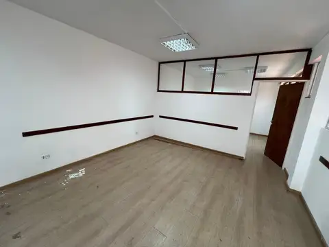 Centro de Martínez: Impecable Oficina de Amplios Ambientes con Patio Propio. Entre Avenida y Vias.