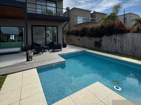Casa en alquiler sin muebles o temporada amoblada con amarra en Vila Marina II