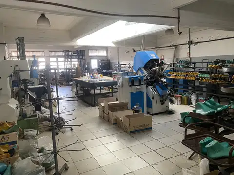 Galpón en venta en Lomas Del Mirador "APTO CREDITO"