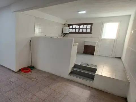 Casa 3 dormitorios sobre avenida. Centro!