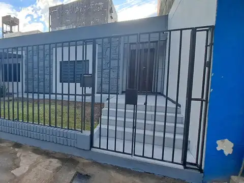 Casa 3 dormitorios sobre avenida. Centro!