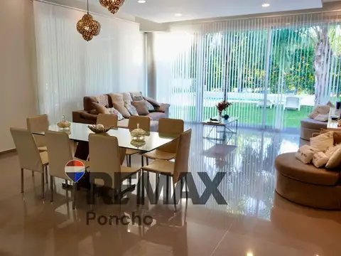 SE VENDE CASA EN COUNTRY 8 AMBIENTES PILETA