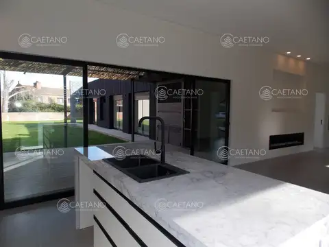 Casa 5 ambientes con 3 baños