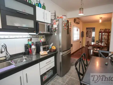 Muy buen PH de 4 Ambientes con Quincho Parrilla y Terraza. Reciclado casi en su totalidad