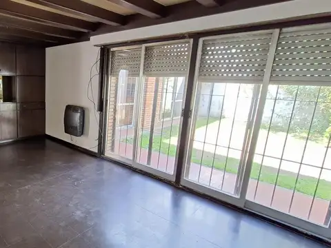 Casa toda en planta baja de 4 ambientes con quincho y jardín- En Venta