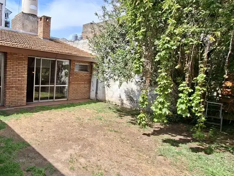 Casa toda en planta baja de 4 ambientes con quincho y jardín- En Venta