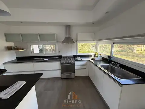 Casa en Alquiler con 1 cochera