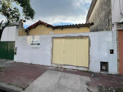Venta casa a refaccionar sobre lote propio en Villa Dominico