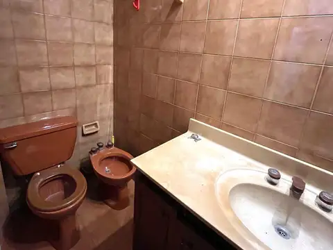 Casa 8 ambientes con 4 baños