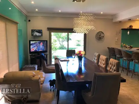 Casa 6 ambientes con 5 baños