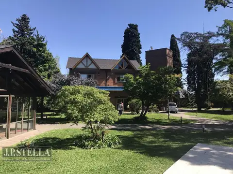 Casa 6 ambientes con 5 baños