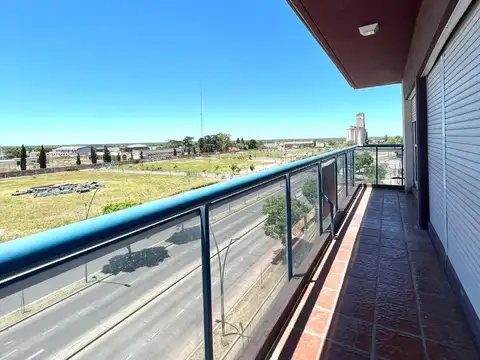 Un dormitorio y comodín con vista al río y balcón corrido